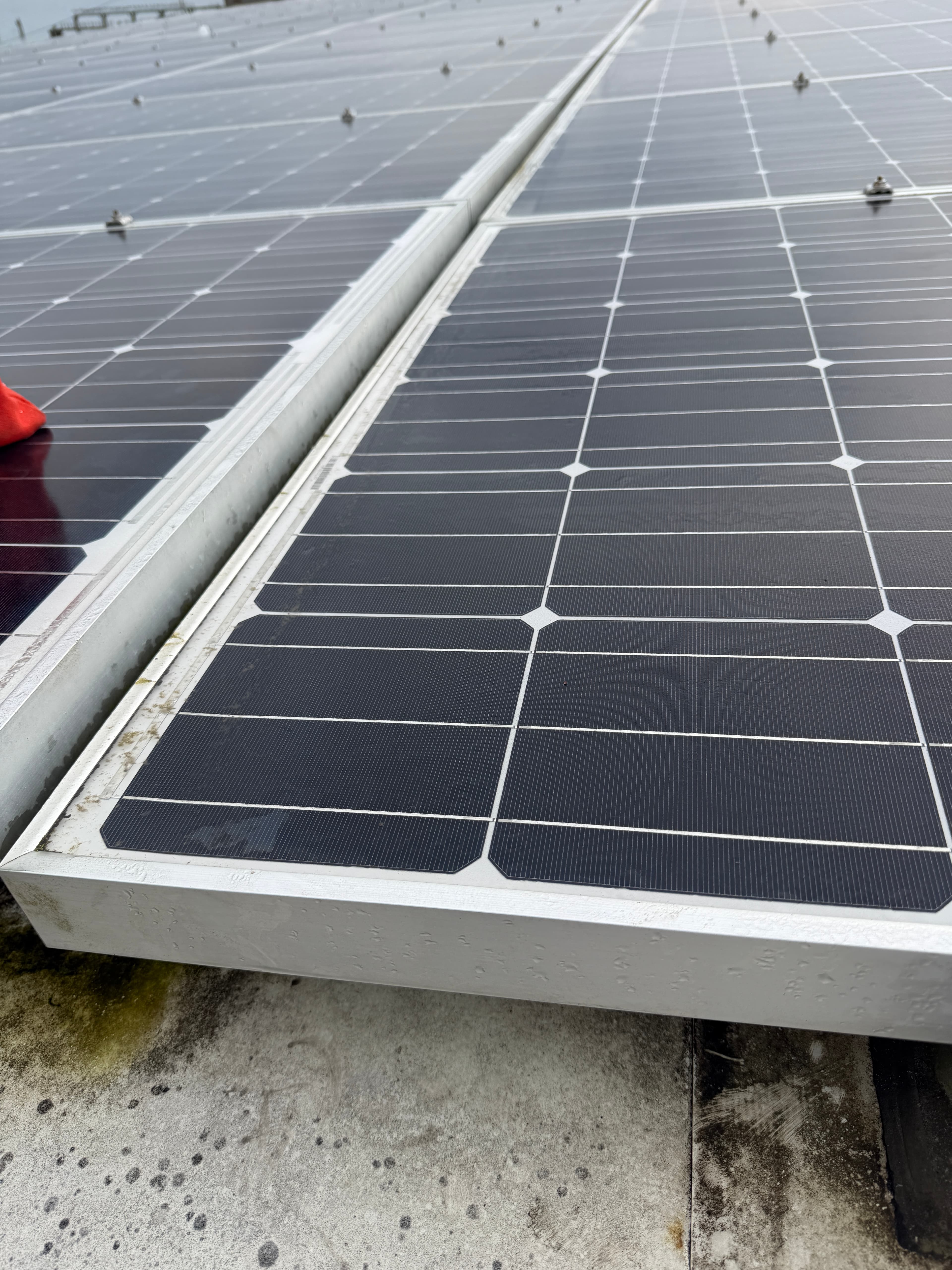 Drooping rail caused by a failed foot attachment, with a properly-seated foot on the left for comparison